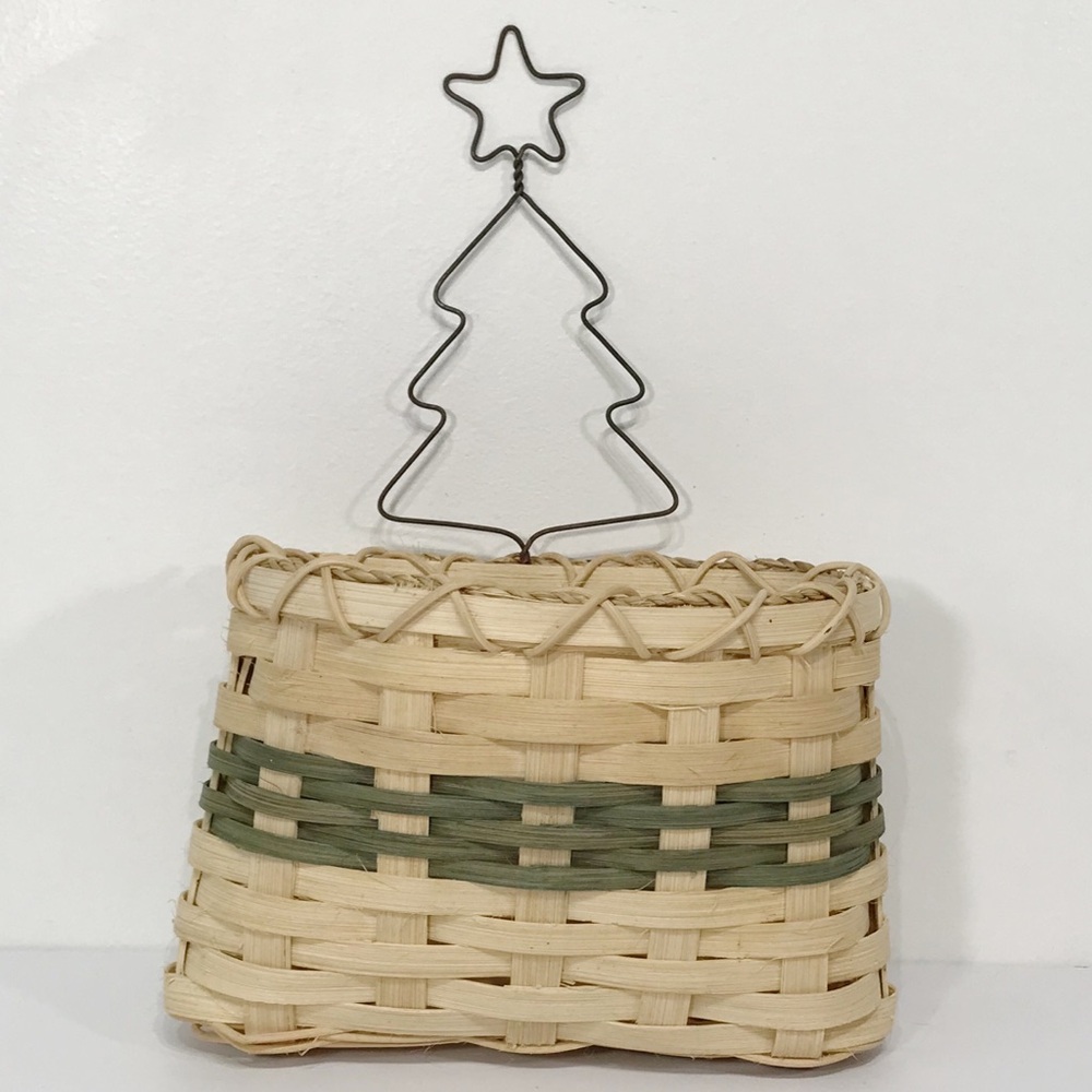 Vintage Signed Folk Art Wall Hanging Pocket Woven Wicker Basket Christmas Tree - Picture 9 of 15